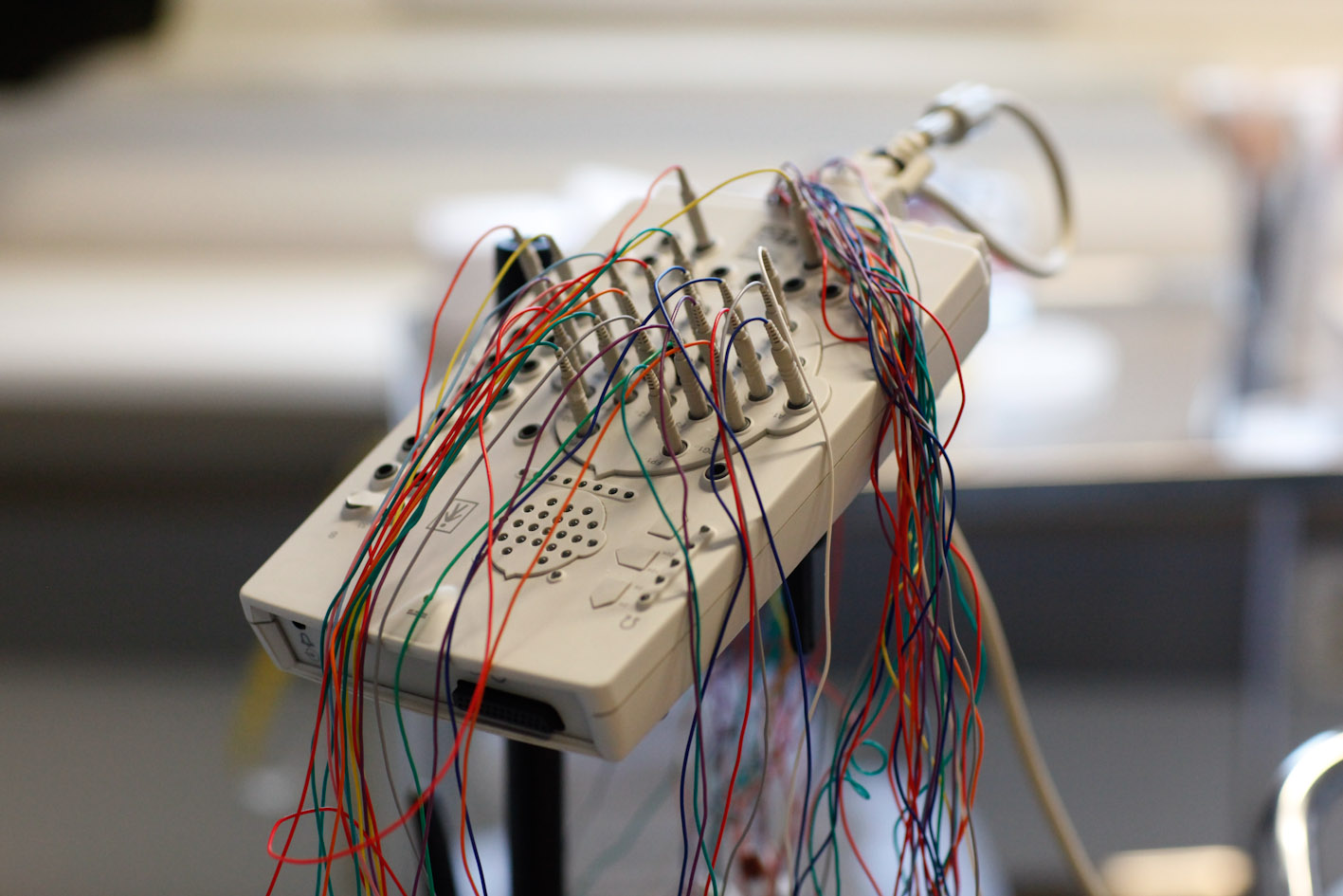 Elektroderna är gjorda av metall och leder elektricitet från din hjärna till eeg-apparaten.