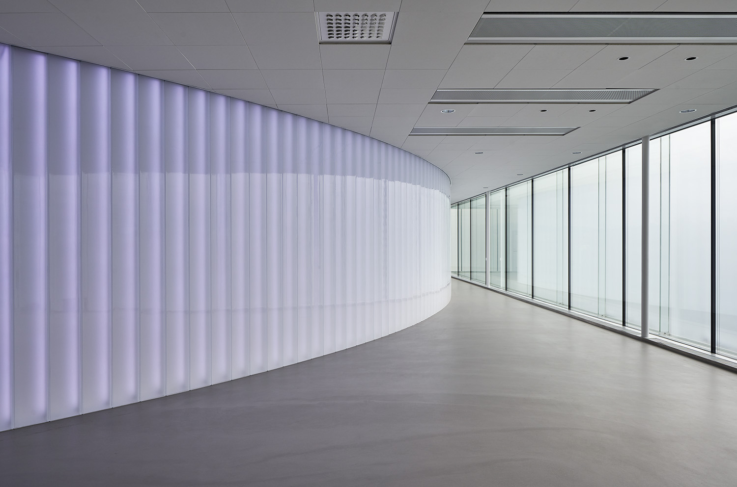 Sari Palosaari: Aula. H:son Holmdahlsalen är inklädd i blästrade glasskivor vars ljus styrs av en sensor. Sari Palosaari: Aula. H:son Holmdahlsalen är inklädd i blästrade glasskivor vars ljus styrs av en sensor.