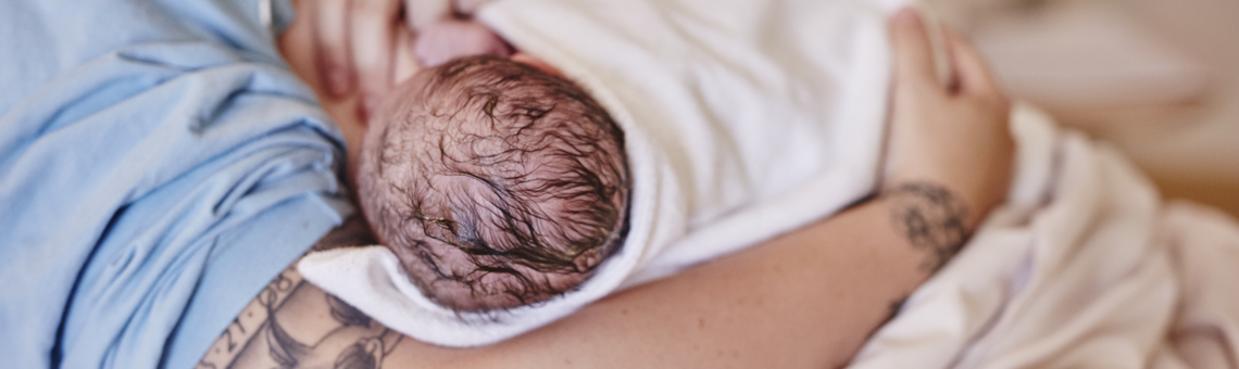 Nyfödd bebis ammas strax efter förlossning