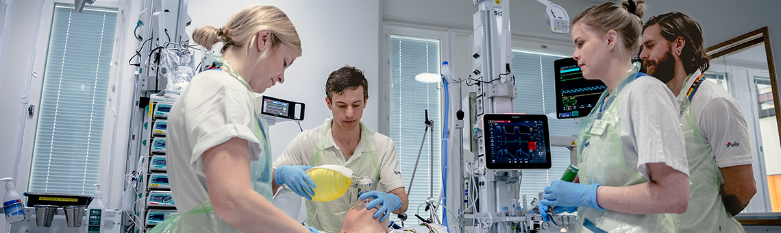 Sjukvårdspersonal tar hand om patient.