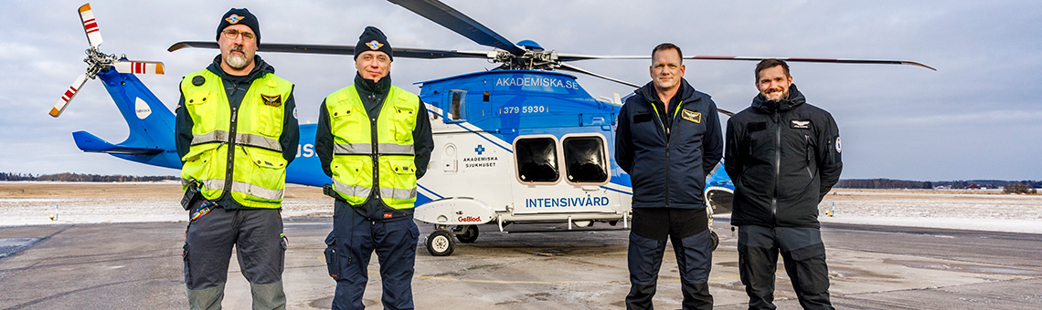 Patient bärs in i helikopter av personal.