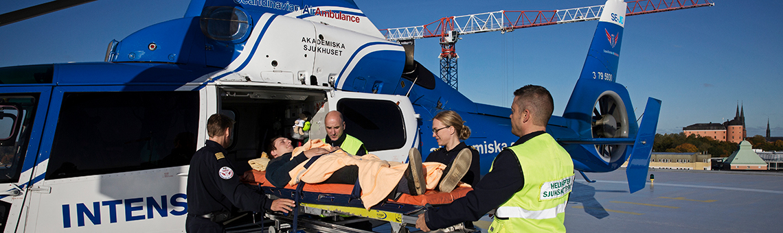 Medicinsk utrustning Personal vid ambulanshelikoptern.