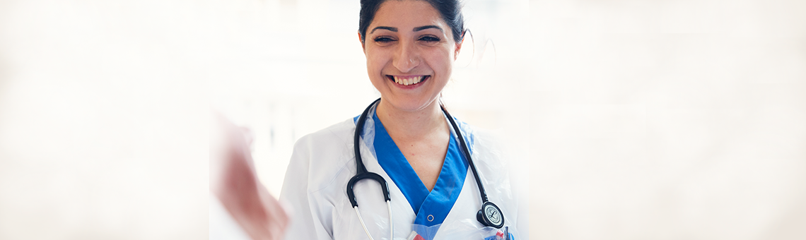 Sjuksköterska som ler mot kameran
